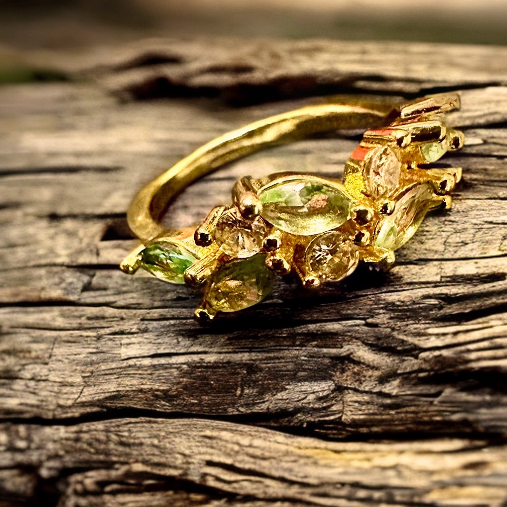 NWOT Botanical fashion ring with blue and clear crystal leaves large (10)